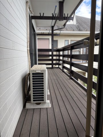 丘の上のそよ風 日当たり良好で屋根もあるので洗濯物干しには快適安心です