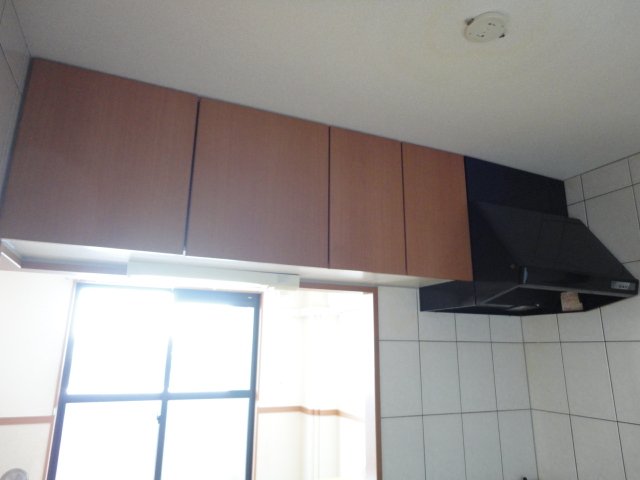 ディア フレンド ＫＯＩＺＵＭＩ206号室 キッチン吊戸棚