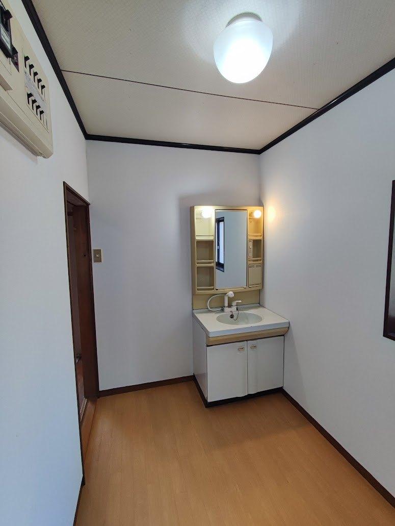 伊勢原石田戸建 シャワー水栓付き。1.5坪と広々で、ここで家事も可能か？