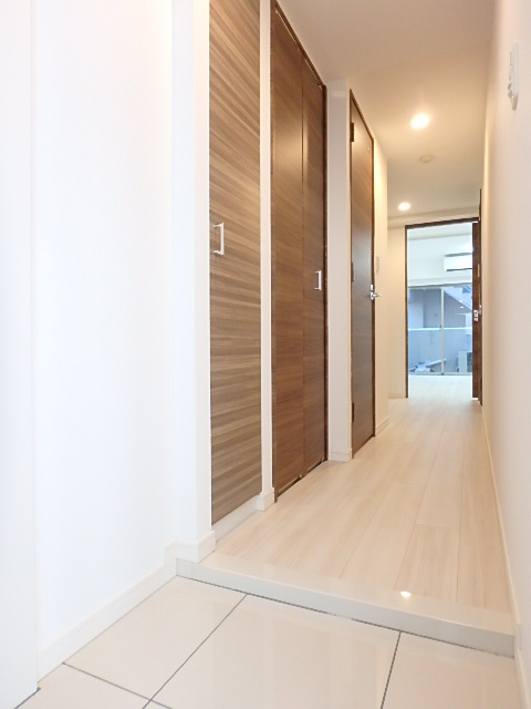 ガーラ・ヴィスタ練馬5階 人造大理石敷きの玄関/人感センサー付照明あり