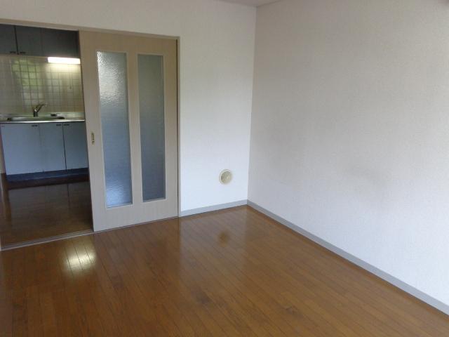 エクレール 日差しが入る洋室