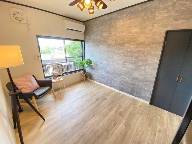 コーポ逆井 石目調のアクセントクロスとシーリングファンライト（標準装備）