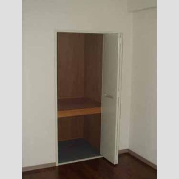 ハーヴェスト本郷205号室 半間分物入れ