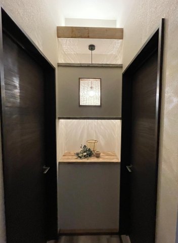 レモンズ花小金井 2階踊り場の飾り棚