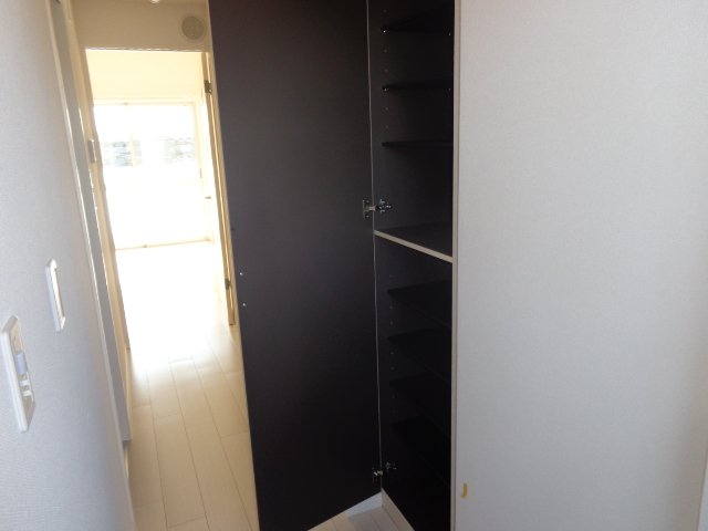 オークロシェ201号室 シューズボックス