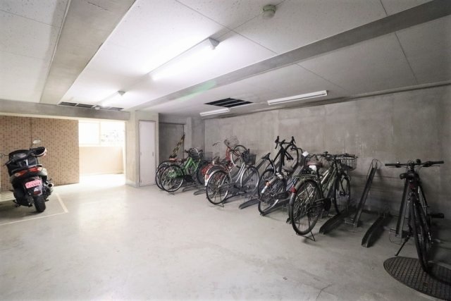 シンシア明大前302号室 駐輪場