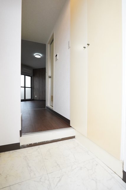 コンドミニアムメイ大倉山 玄関