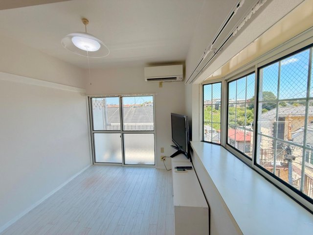 パレス井土ヶ谷201号室 角部屋で2面窓なので、非常に明るいお部屋です