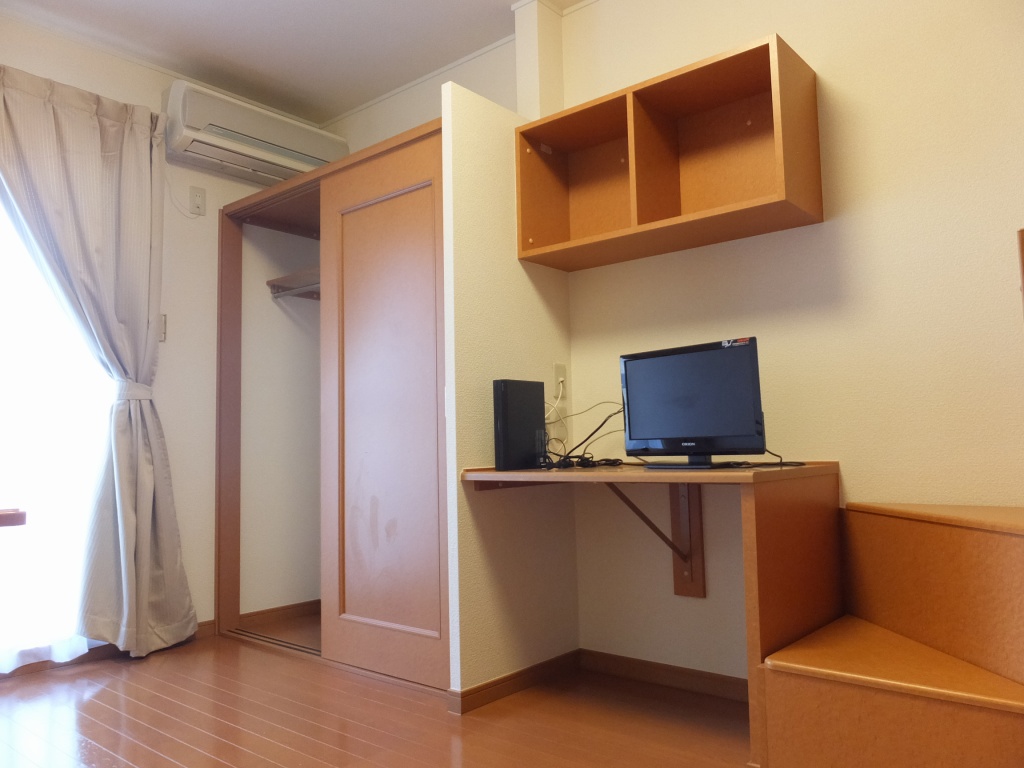 レオパレスマシューⅠ ポール付きクローゼットなら大切なお洋服もシワになりません。