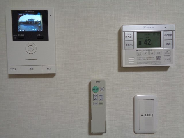 ミレーナ幕張201号室 オール電化設備と玄関モニタ