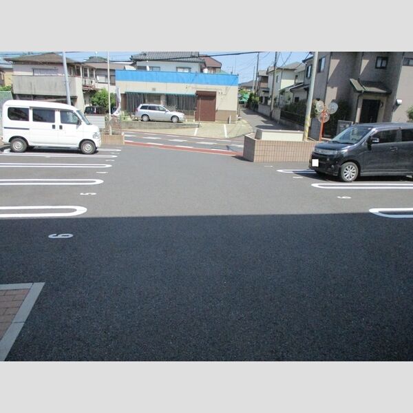 ラテル・コート若松町 駐車場