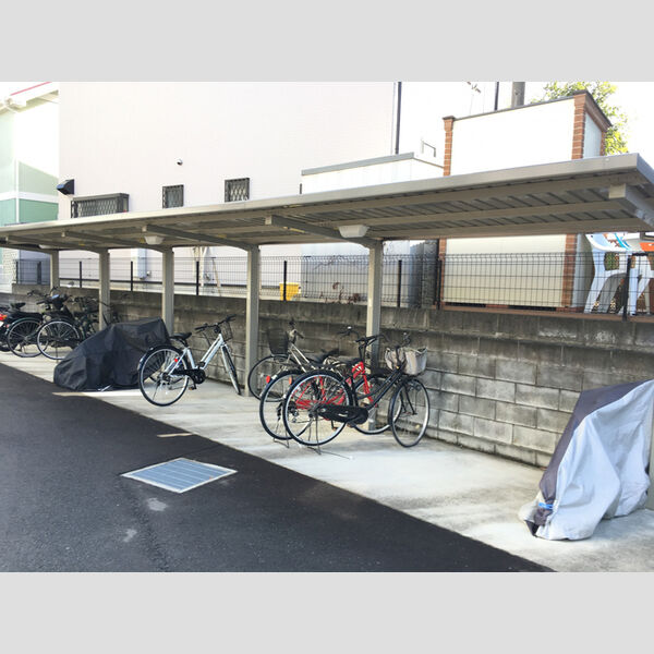 ジ・エレガンス城山106号室 屋根付駐輪場です。