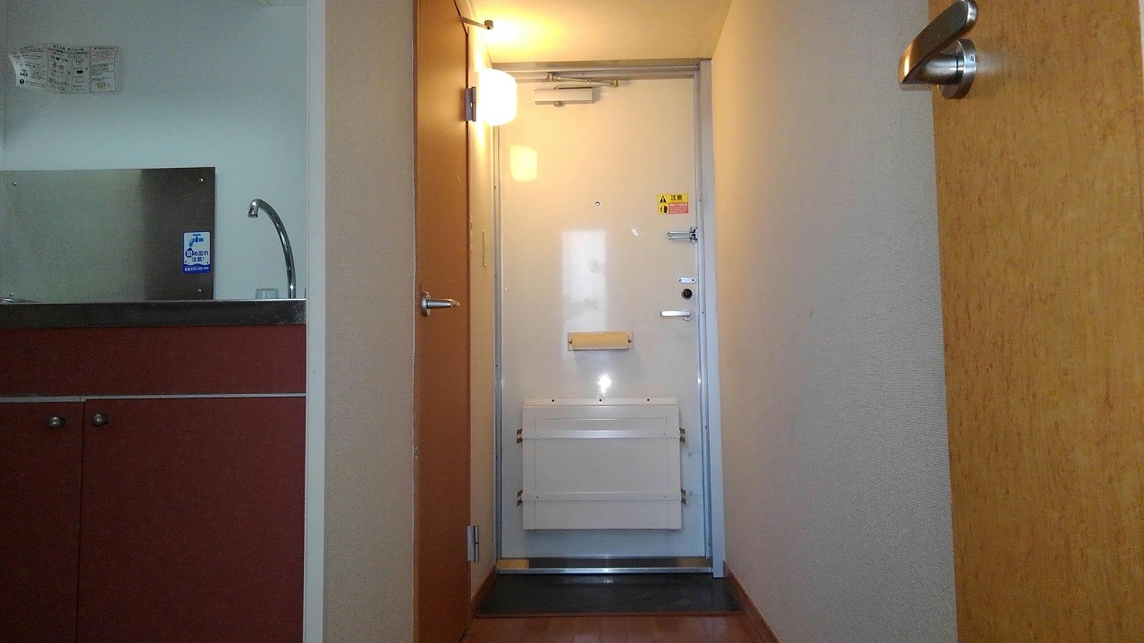 レオパレスアーバン・ビレッジ 玄関