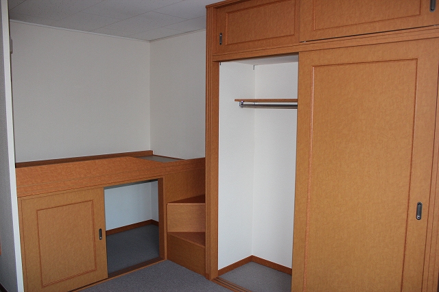 レオパレスドゥマン姉崎 収納付きベット・クローゼット