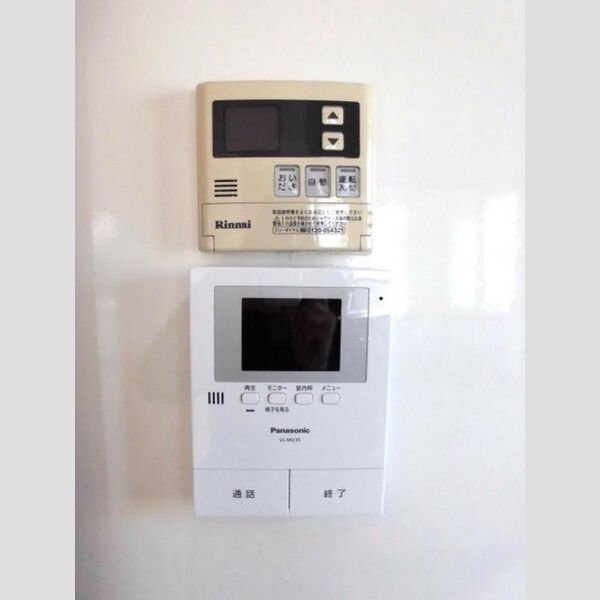 ウエストハウス202号室 TVモニター付インターホンと追い焚き給湯リモコン