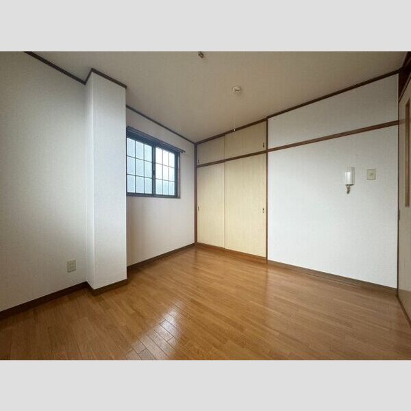 スリーベルズ 2面採光の明るいお部屋です