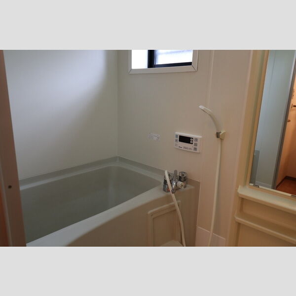 メゾンアローム 追い焚き給湯機能付き浴室(小窓付)