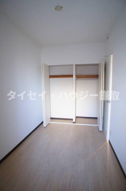 オーシャンビュー参番館0503号室 洋室に収納クローゼットあります。