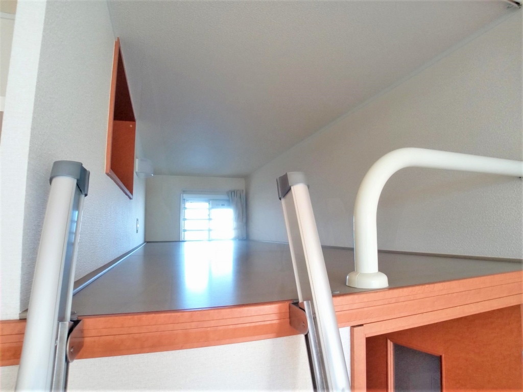 レオパレスグランシャリオ106号室 玄関まで続く長いロフトです。