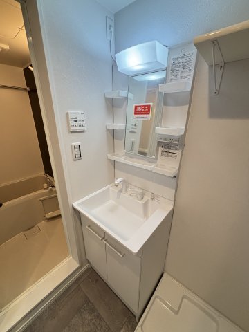 ウィンメゾン薬園台0102号室 ゆったりとスペースのある洗面所