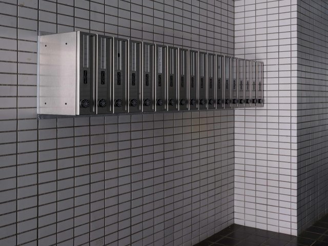 メインステージ代田橋203号室 ダイヤル錠付きステンレス製集合ポストで、プライバシーに配慮。