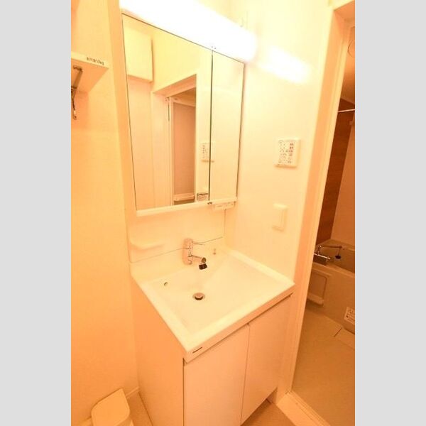 オーガスト螢 洗面化粧台