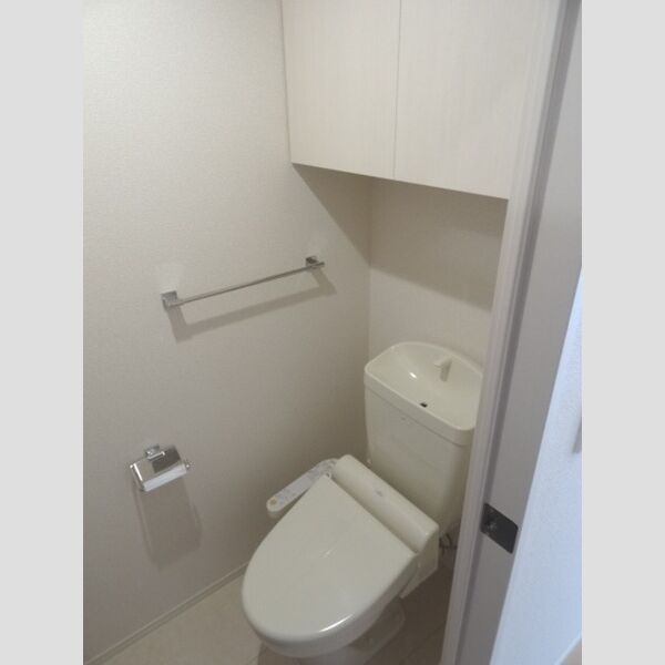 グリーンパレス宮沢 温水洗浄便座付♪上部には清掃用具が収納出来ます♪