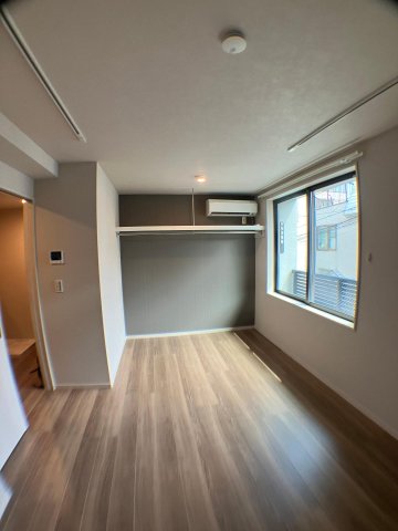 Bellevue石名坂 南向き洋室で快適生活、パイプハンガー棚、レールライト設置可能
