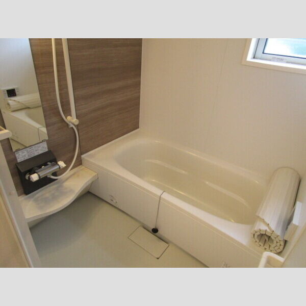 メゾン　ド　SATOMI　A棟101号室 追い焚き給湯機能付き浴室(小窓付)