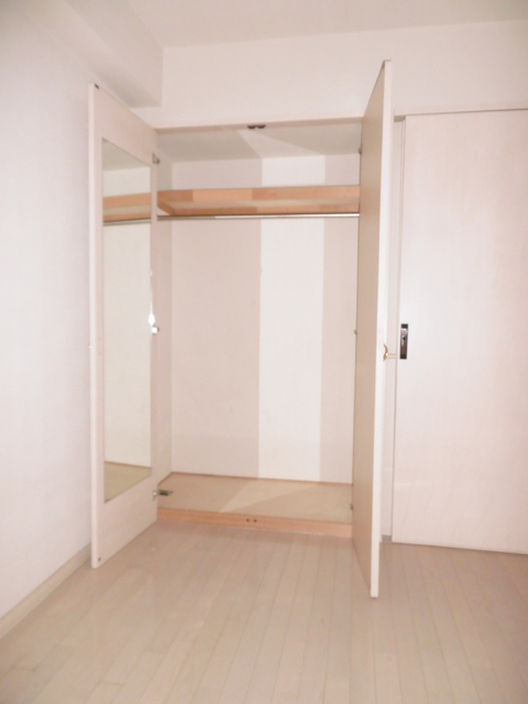 コスモ八王子ロイヤルフォルム　４０８号室 鏡の付いてる玄関側洋室の収納スペース