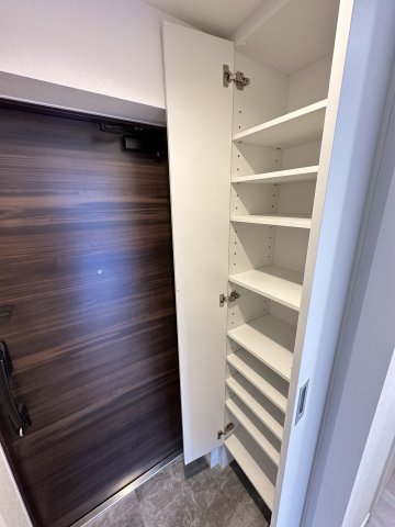 T&F KANNAI BLDG 玄関