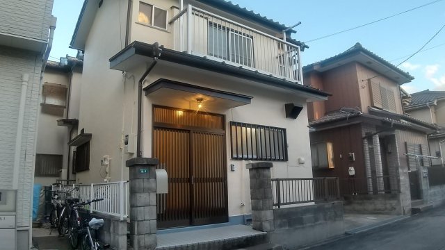 ヴィンテージハウス南大塚 ブラウンのヴィンテージマリンランプの玄関灯が目印の戸建♪