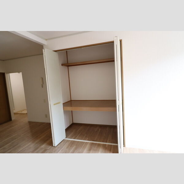 レインボーハイツ　Ⅱ番館 物入(リビング)