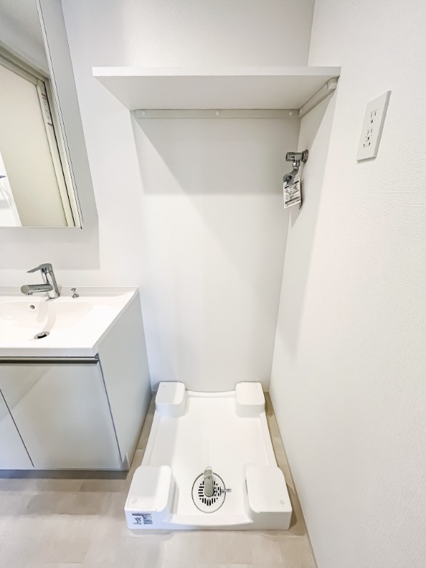 ドゥーエ王子神谷1階 洗濯機置場