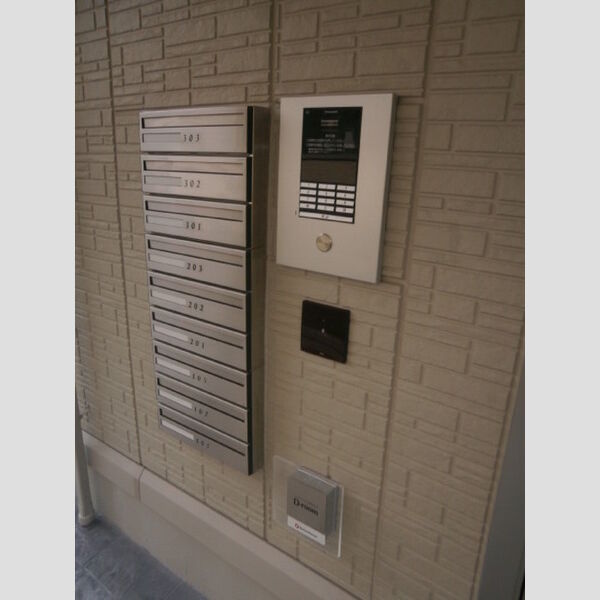 メゾン・ラフィーネ エントランス