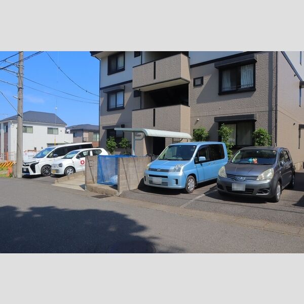 ハイカムールTAKATO102号室 駐車場