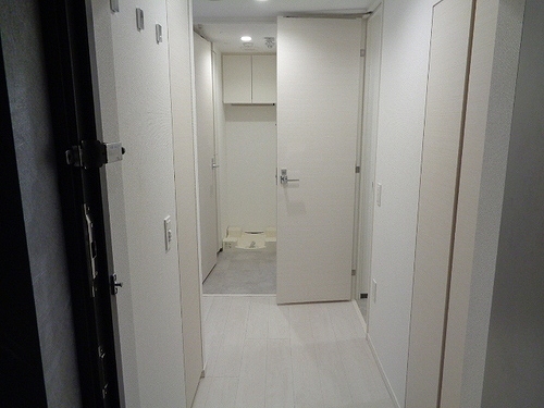ＲＥＦＲＡＭＥ ５ Ｉｒｉｙａ7階 共有部からの室内　同タイプ別部屋