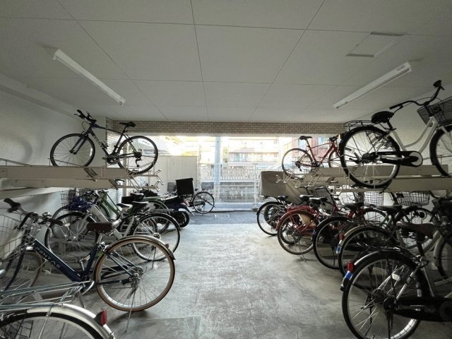 ライオンズマンション武蔵新城駅前4階 駐輪場