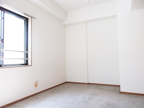 グランドステージ海岸通り3階 洋室（約8.0畳）