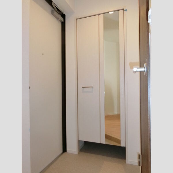 Berte Soya KHK403号室 シューズクロークには姿見の鏡付きです!