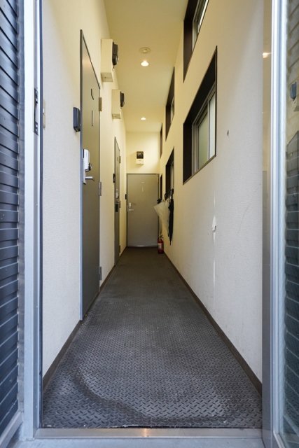 ロッソ新大久保Ｃ棟101号室 エントランス