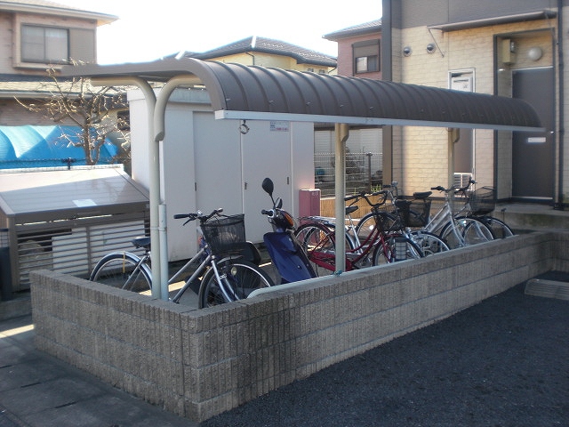 レオパレスアイ108号室 屋根付駐輪場
