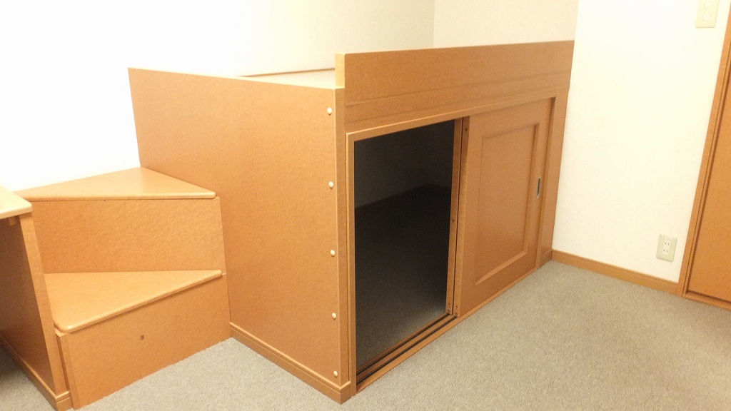 レオパレスＹＯＳＨＩＯＫＡ210号室 ベッド下にも、収納スペースが御座います。