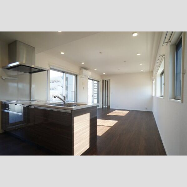 プレスタンテ中葛西Ⅱ403号室 明るいリビングは2面採光で風通りも良好です♪