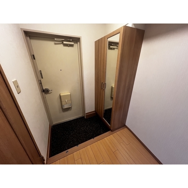 エミネンスイン三鷹901号室 シューズボックス付きの玄関