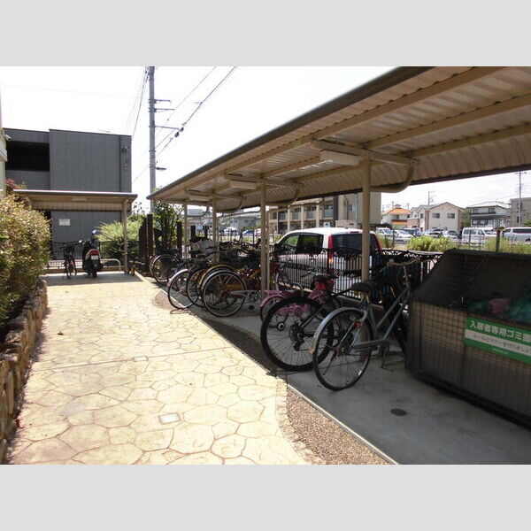 ドエル59202号室 屋根付き駐輪場