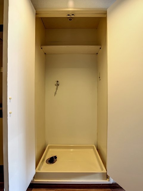 メゾンカルム横浜4階 室内洗濯機置場