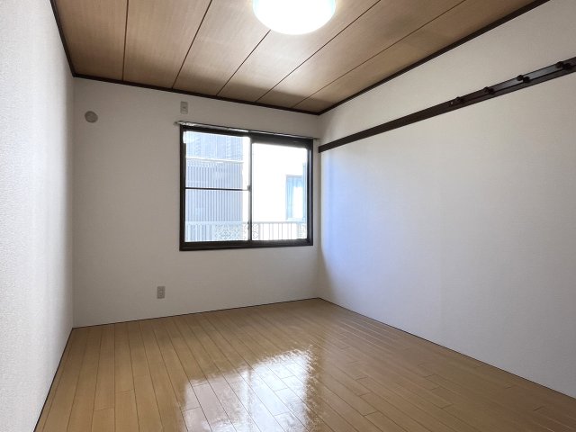 メゾン・マドレーヌ 同物件・別部屋画像。左右反転タイプ