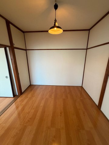 シマムラマンション 洋室4畳・物入れ有り