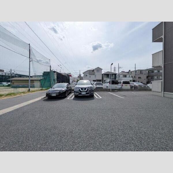 レーヴ103号室 駐車場